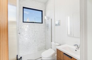 Dusche, Haartrockner, Bidet, Handtücher