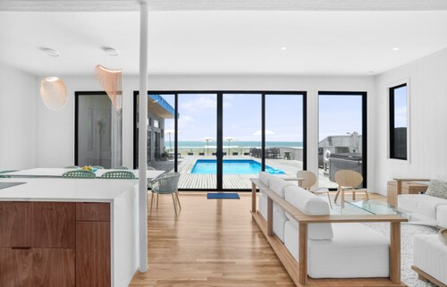 Oceanfront renovated home in FI Pines, stunning views & spacious outdoor oasis