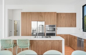 Frigorífico, microondas, horno y placa de cocina