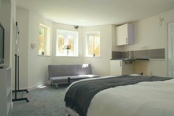 1 habitación, tabla de planchar con plancha y ropa de cama 
