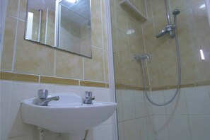 Secadora de cabello, toallas, jabón, papel de baño 