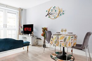 Apartment | Dining - Stunning 1 Bedroom Apt With Balcony-leicester City (Leicester)