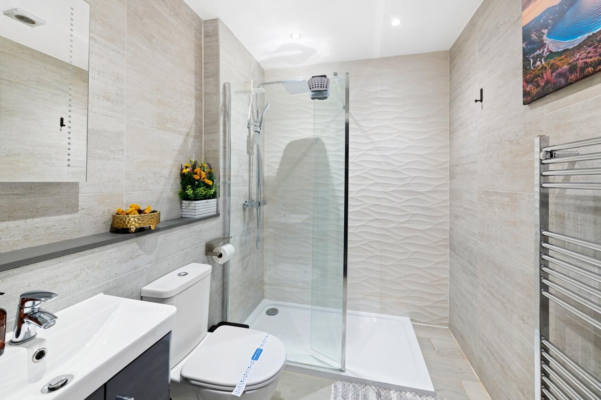 Appartement | Salle de bain | Douche, sèche-cheveux, serviettes fournies