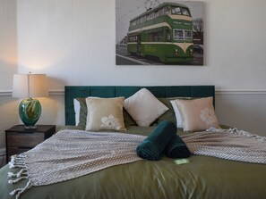 10 bedrooms, free WiFi, bed sheets - A spacious property perfect for families and friends. (Bispham, near Blackpool)