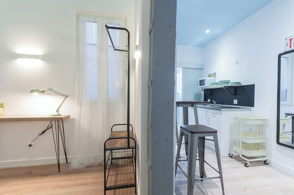 Relax and work in style with a desk, chair, and TV, plus a kitchenette for added convenience.