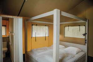 2 bedrooms, travel cot, free WiFi - Luxury glamping in the Veluwe: Safaritent for 6 guests with private bathroom, full kitchen, made-up beds & playground view veranda. (Lieren)