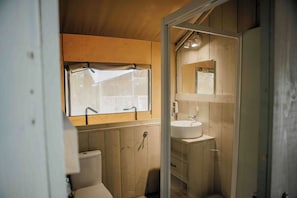 Bathroom - Luxury glamping in the Veluwe: Safaritent for 6 guests with private bathroom, full kitchen, made-up beds & playground view veranda. (Lieren)