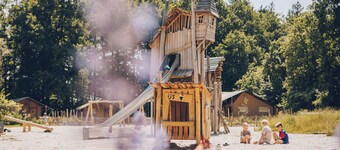 Luxury glamping in the Veluwe: Safaritent for 6 guests with private bathroom, full kitchen, made-up beds & playground view veranda.