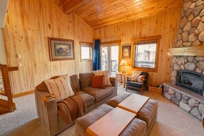 TV connectée, cheminée, livres, chaîne hi-fi