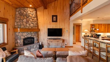 Smart TV, fireplace, books, stereo