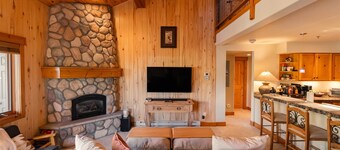 Cozy Mountain Retreat w/Fireplace and Hot Tub