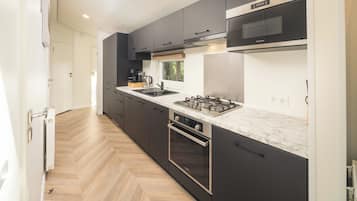 Kjøleskap, mikrobølgeovn, oppvaskmaskin og vannkoker