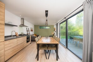 Mikrobølgeovn, oppvaskmaskin, kaffetrakter/tekoker og spisebord