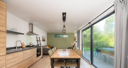 Enjoy a relaxing holiday in a spacious and comfortable chalet at the edge of the Veluwe forest.