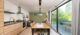 Enjoy a relaxing holiday in a spacious and comfortable chalet at the edge of the Veluwe forest.
