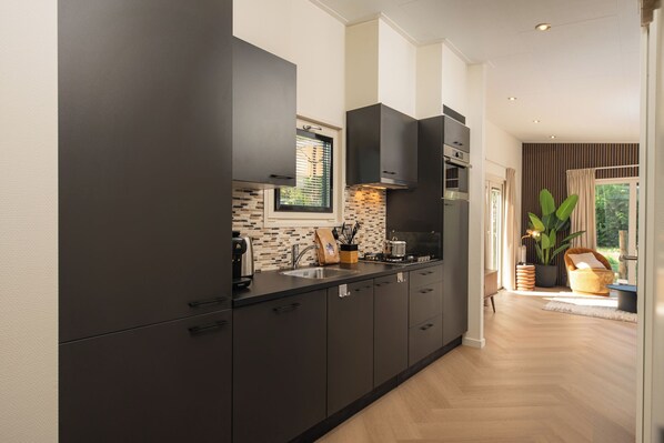 Micro-ondes, lave-vaisselle, tables à manger