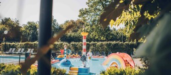 Enjoy a luxurious holiday home for 4 people in the wooded surroundings of the Veluwe, complete with modern amenities and air conditioning for optimal comfort. Additionally, you can fully unwind in the delightful private hot tub, perfect for relaxing