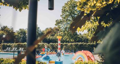 Enjoy a luxurious holiday home for 4 people in the wooded surroundings of the Veluwe, complete with modern amenities and air conditioning for optimal comfort. Additionally, you can fully unwind in the delightful private hot tub, perfect for relaxing