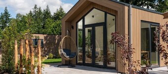 Experience luxury and nature in the Tiny Lodge in the Veluwe! Single-story with 2 bedrooms, a fully equipped kitchen, air conditioning, and a private hot tub in the garden.