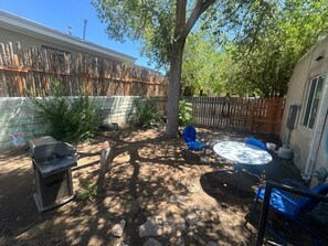Outdoor dining - The Corner Nest - Bright & Cozy 1BR in University District, Walk Everywhere (Albuquerque)