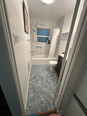 Towels, soap, shampoo, toilet paper - The Corner Nest - Bright & Cozy 1BR in University District, Walk Everywhere (Albuquerque)