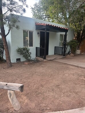 Exterior - The Corner Nest - Bright & Cozy 1BR in University District, Walk Everywhere (Albuquerque)