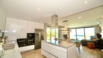 Frigorifero, microonde, forno, piano cottura