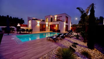 Piscina all'aperto, una piscina riscaldata