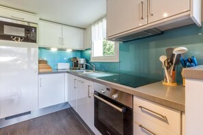 Jääkaappi, mikroaaltouuni, uuni, astianpesukone