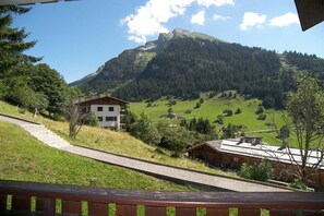 A mountain view with a wooden cabin and a staircase leading up. - 50m from ski slopes, 2nd floor, fireplace or stove, tv, ski locker, 56m², La Clusaz (La Clusaz)