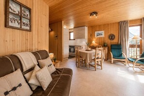 Fireplace - 2nd floor, fireplace or stove, tv, ski locker, 56m², La Clusaz (La Clusaz)