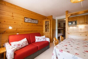 1 bedroom, WiFi, bed sheets - 250m from shops, 3rd floor, balcony, tv, ski locker, 31m², La Clusaz (La Clusaz)
