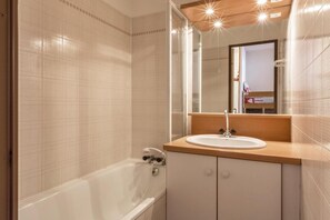 Bathroom - 250m from shops, 2nd floor, view resort/mountain, balcony, tv, ski locker, 26m², La Clusaz (La Clusaz)