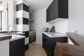 Frigorífico, microondas, horno y placa de cocina