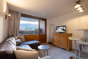Living area - 250m from shops, 1st floor, view mountain/resort, balcony, tv, ski locker, 33m², La Clusaz (La Clusaz)