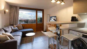 Interior - 250m from ski slopes, 1st floor, view mountain/resort, balcony, tv, ski locker, 33m², La Clusaz (La Clusaz)