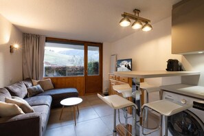 Interior - 250m from shops, 1st floor, view mountain/resort, balcony, tv, ski locker, 33m², La Clusaz (La Clusaz)