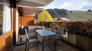 Outdoor dining - 250m from ski slopes, 1st floor, view mountain/resort, balcony, tv, ski locker, 33m², La Clusaz (La Clusaz)