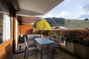 Outdoor dining - 250m from shops, 1st floor, view mountain/resort, balcony, tv, ski locker, 33m², La Clusaz (La Clusaz)