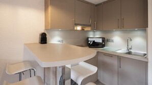 Private kitchen - 250m from ski slopes, 1st floor, view mountain/resort, balcony, tv, ski locker, 33m², La Clusaz (La Clusaz)