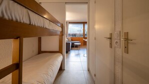 Room - 250m from ski slopes, 1st floor, view mountain/resort, balcony, tv, ski locker, 33m², La Clusaz (La Clusaz)