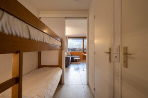 1 bedroom, WiFi (surcharge), bed sheets - 250m from shops, 1st floor, view mountain/resort, balcony, tv, ski locker, 33m², La Clusaz (La Clusaz)