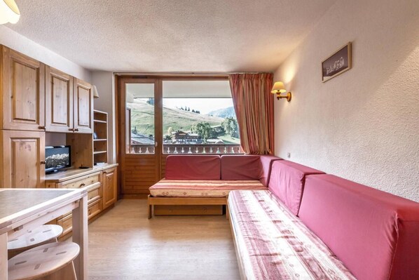 Living area - 250m from shops, 1st floor, view resort, balcony, tv, ski locker, 22m², La Clusaz (La Clusaz)