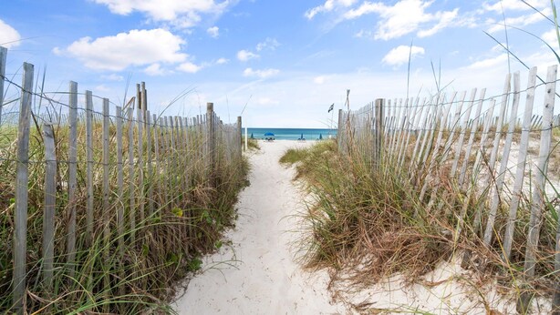 Beach - 2BR Condo Sleeps 6 • Pool & Steps to Beach (Panama City Beach)