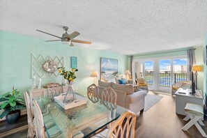 Een televisie en een tafeltennistafel