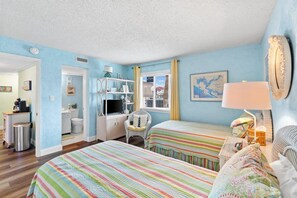 2 bedrooms, free WiFi, bed sheets - 2BR Condo Sleeps 6 • Pool & Steps to Beach (Panama City Beach)