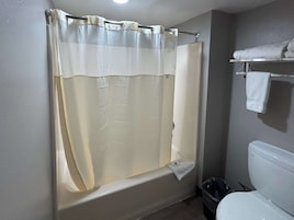 Bañera con ducha, toallas