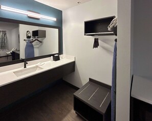 Een bad/douchecombinatie, handdoeken