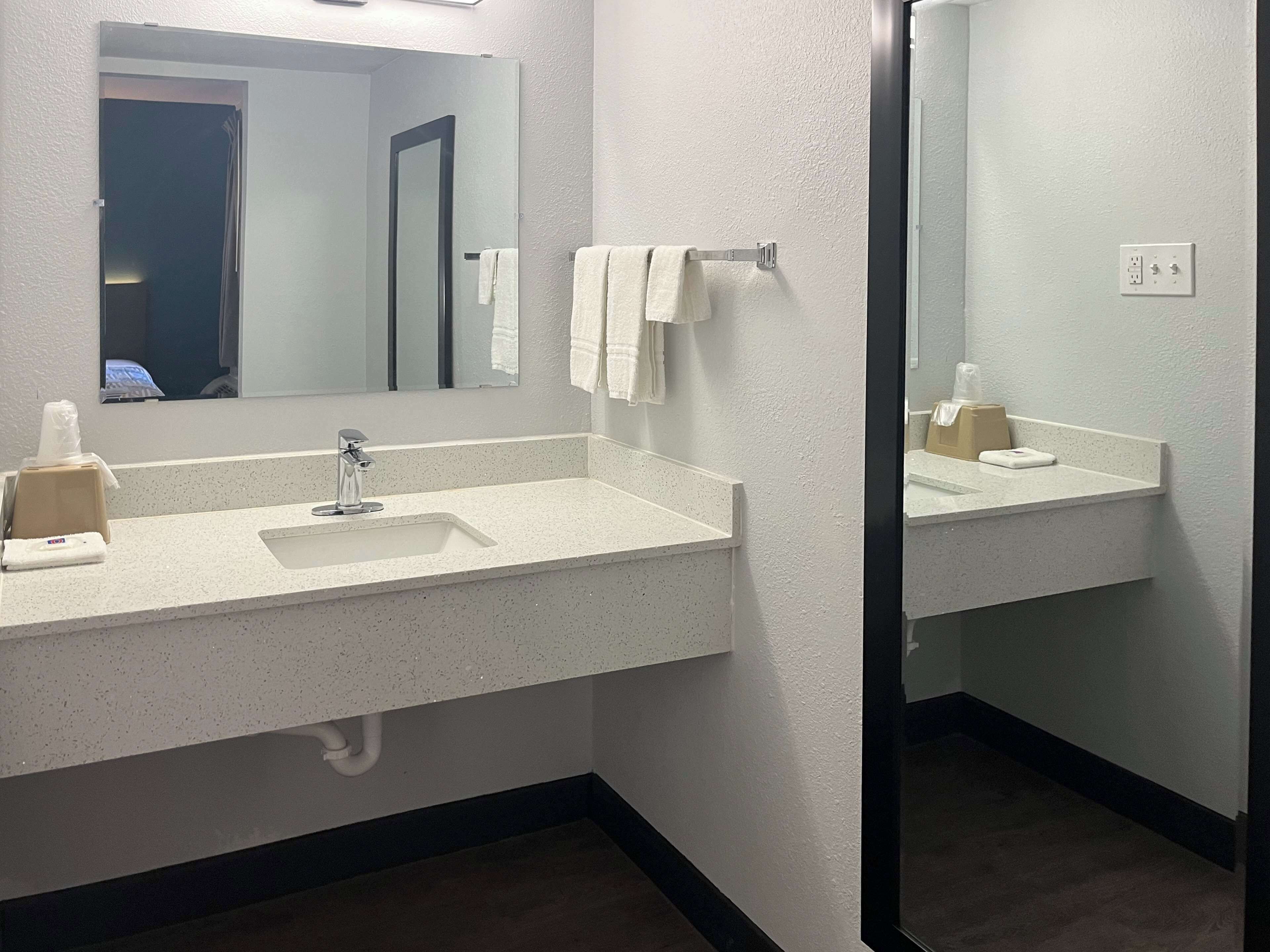 Bañera con ducha, toallas