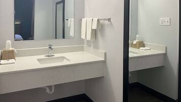 Bañera con ducha, toallas